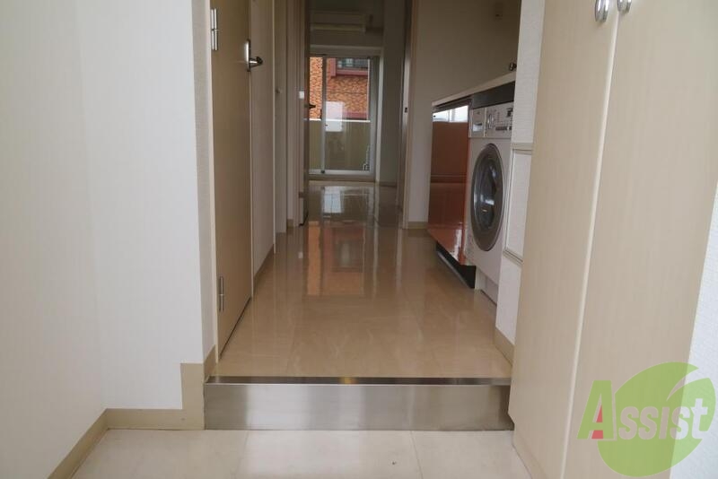 玄関　玄関も広々で物の搬入にも便利そうですよ。