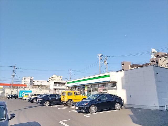 コンビニ　ファミリーマート小倉上富野店（コンビニ）まで30m