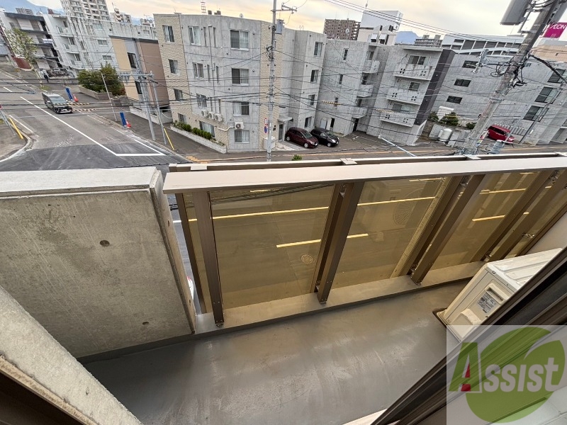 バルコニー　バルコニーは幅があり、広い印象を受けました。