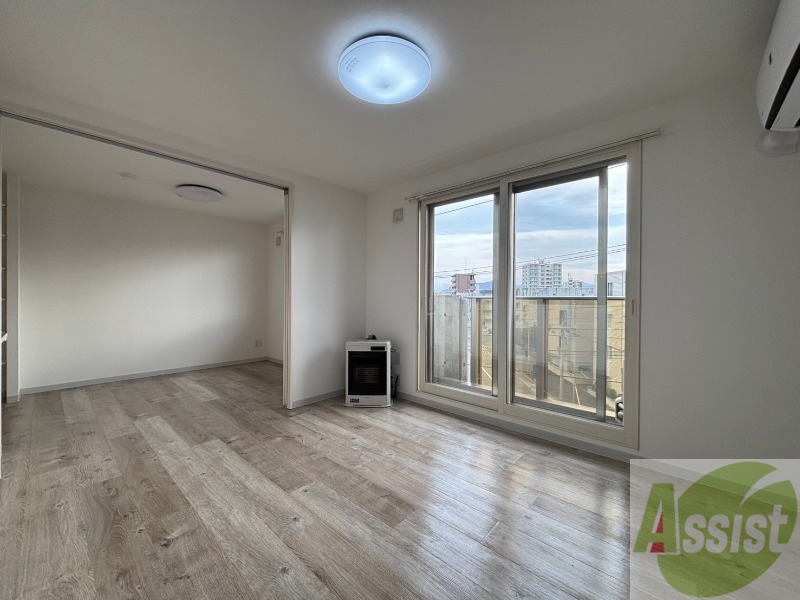 居室・リビング　フローリングや壁の色がお洒落な印象のリビングです。