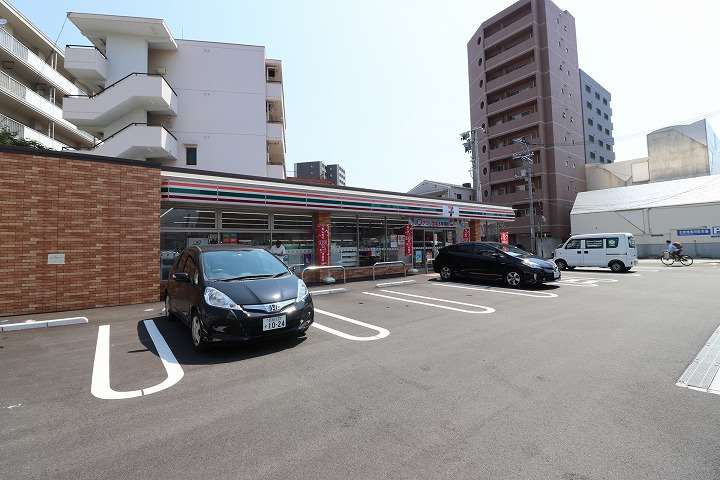 コンビニ　セブンイレブン（コンビニ）まで710m