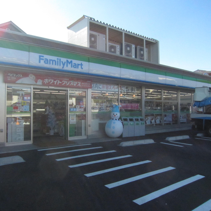 コンビニ　ファミリーマート京急大津（コンビニ）まで450m