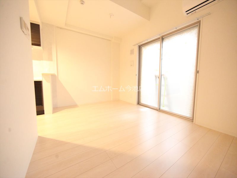 バルコニー　LDK11.1帖　南向バルコニーに面しています