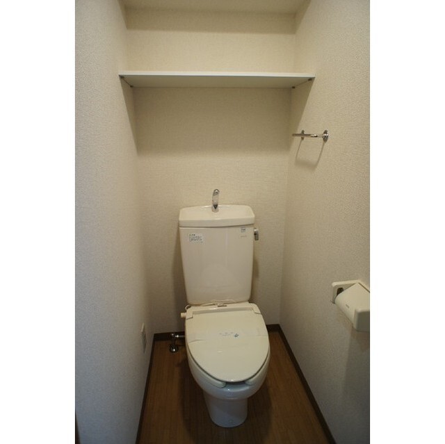 トイレ　※同タイプの別部屋の写真です。