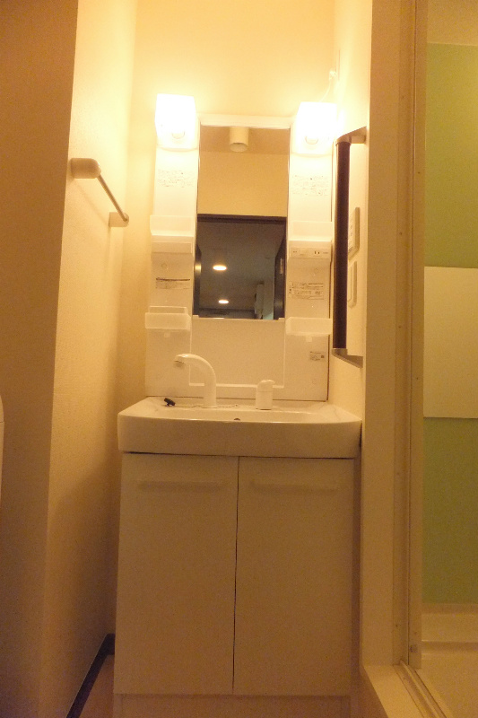 洗面設備　シャワー付き独立洗面台も設置されています♪