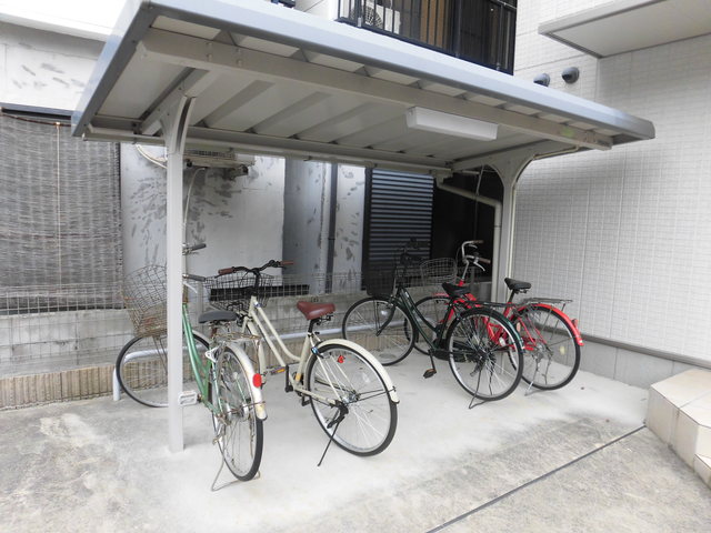 駐車場　屋根付きの駐輪場があります。