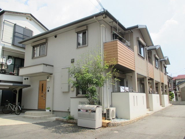 建物外観　2階建ての綺麗な建物です。