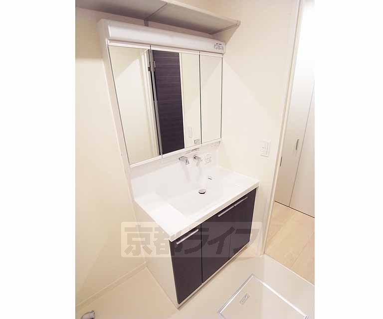 洗面設備　３面鏡のシャンプードレッサー