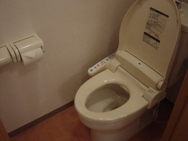 トイレ　温水シャワー付きトイレです