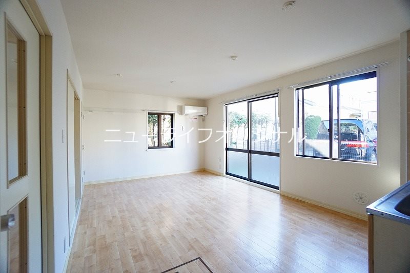 居室・リビング　広めのリビングにはエアコンが備え付けでございます♪