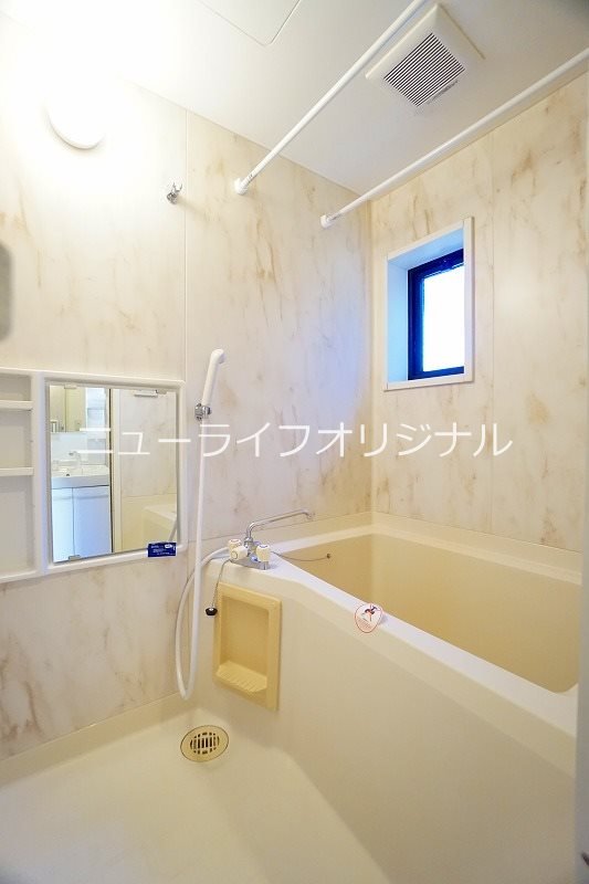 バス・シャワールーム　清潔感のある浴室には鏡が備え付けでございます♪