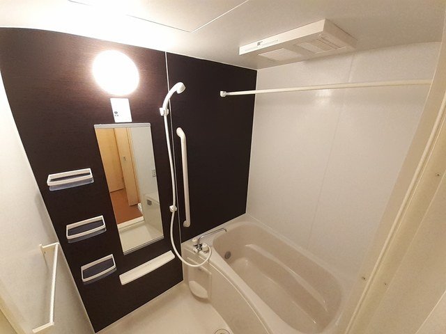 バス・シャワールーム　コンパクトで使いやすいお風呂です