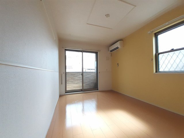 居室・リビング　内装は落ち着いています