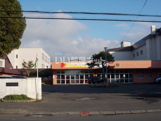 中学校　千歳市立富丘中学校（中学校）まで1032m