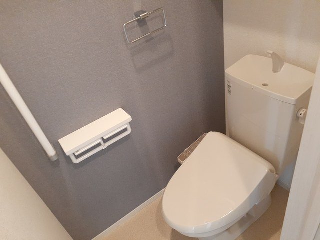 トイレ　落ち着いた色調のトイレです