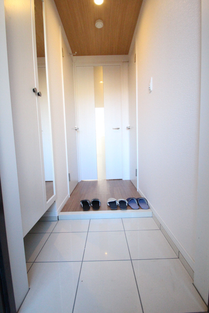 玄関　※同じ間取の別室の参考写真です。