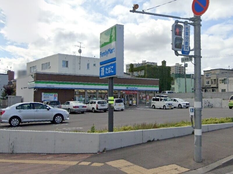 コンビニ　ファミリーマート札幌本郷通2丁目店（コンビニ）まで417m