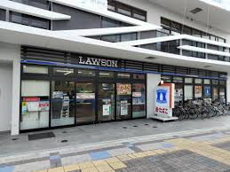 コンビニ　ローソン 玉川三丁目店（コンビニ）まで12m