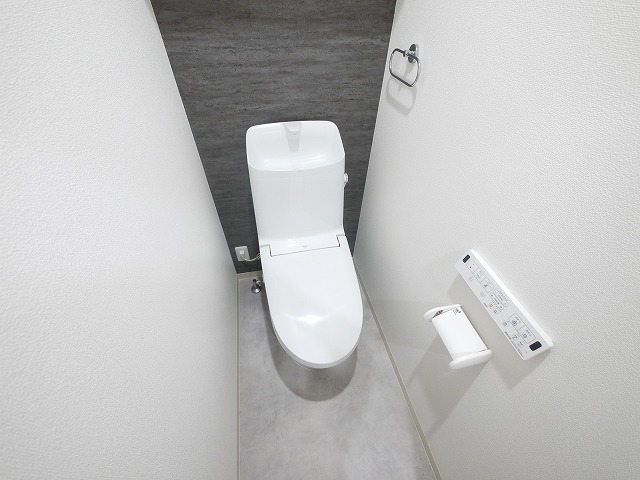 トイレ　落ち着いた色調のトイレです