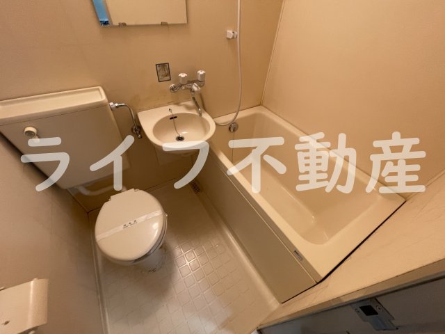 バス・シャワールーム　コンパクトで使いやすいお風呂です