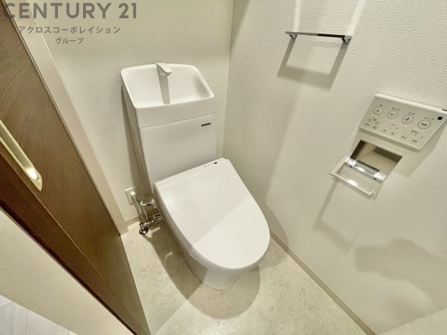 トイレ　温水洗浄便座付きのトイレです♪