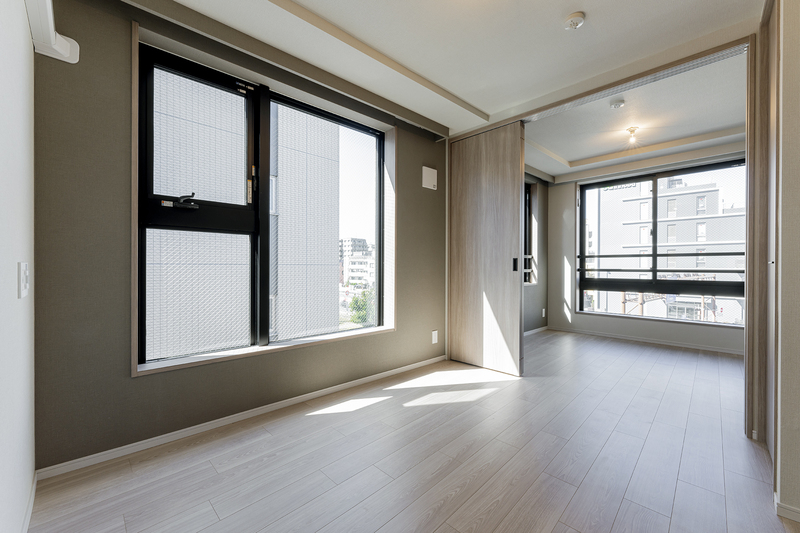 居室・リビング　大きな窓のあるダイニングキッチン　※写真は同物件別部屋のもの