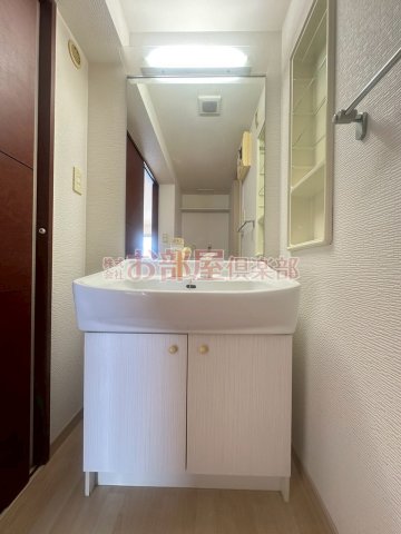 洗面設備　明るい洗面所です