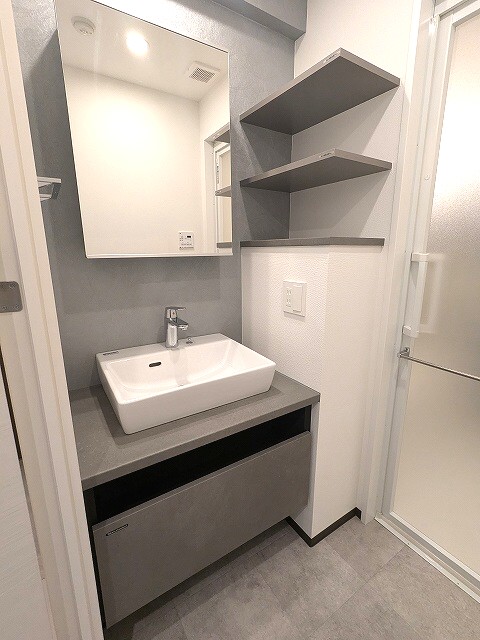 洗面設備　トイレと独立洗面室です