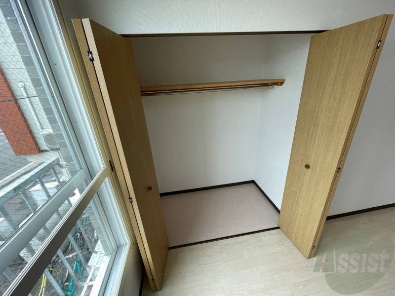 収納　クローゼットを開けてみました。奥行きがありますね。