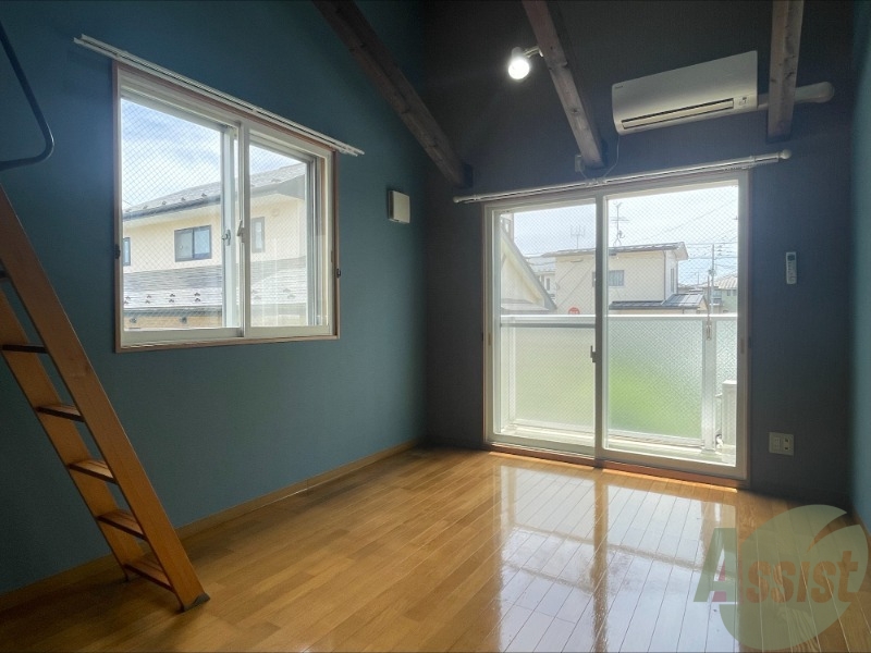 居室・リビング　リビングは７帖洋室で天井が高い為部屋が広く見えますね。