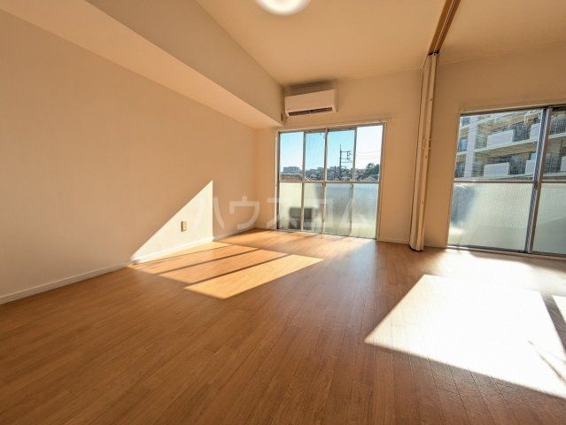 日野ビルの居間写真