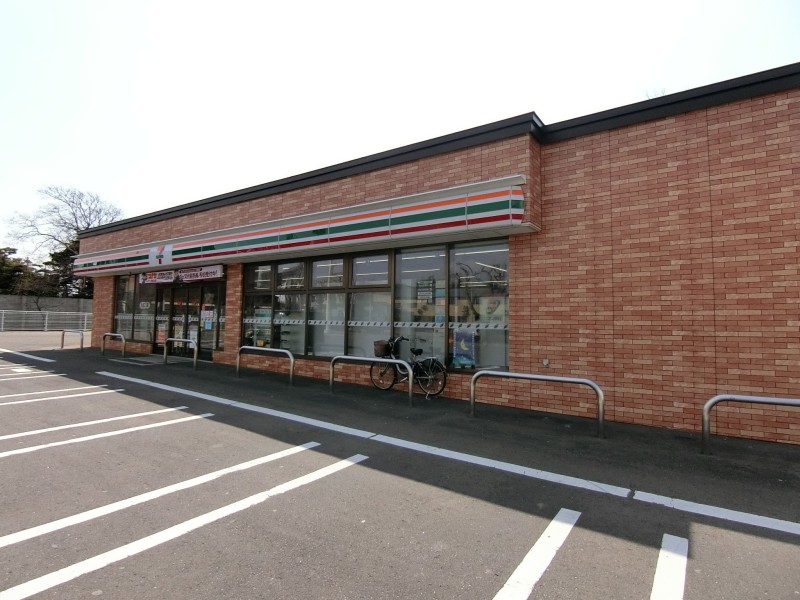コンビニ　セブンイレブン函館湯川町店（コンビニ）まで245m