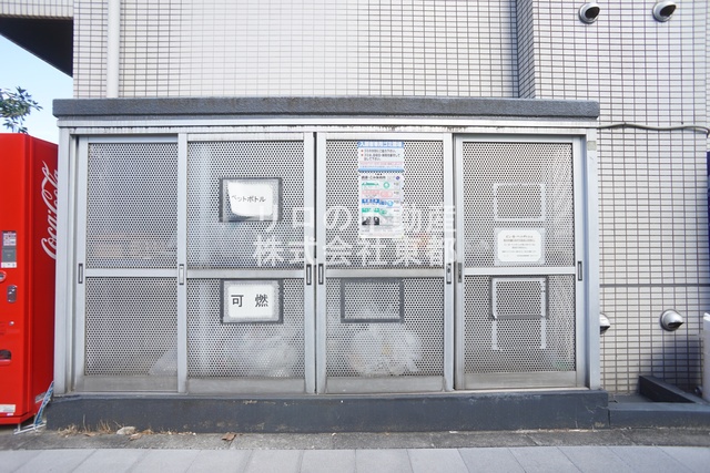 その他共有部分　敷地内にゴミ置き場があるので、朝の忙しいときに便利ですね☆