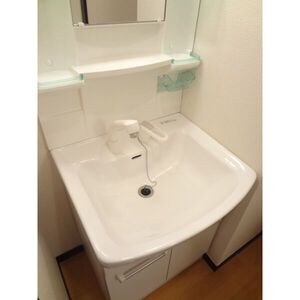 洗面設備　明るい洗面所です