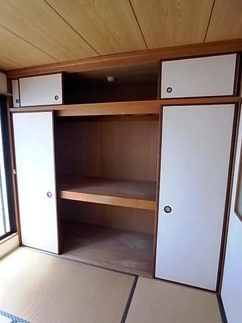 収納　押入れ付きです。