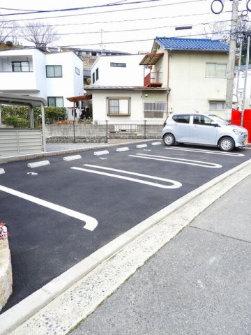 駐車場　駐車場があるので、車を買う予定の方も安心です