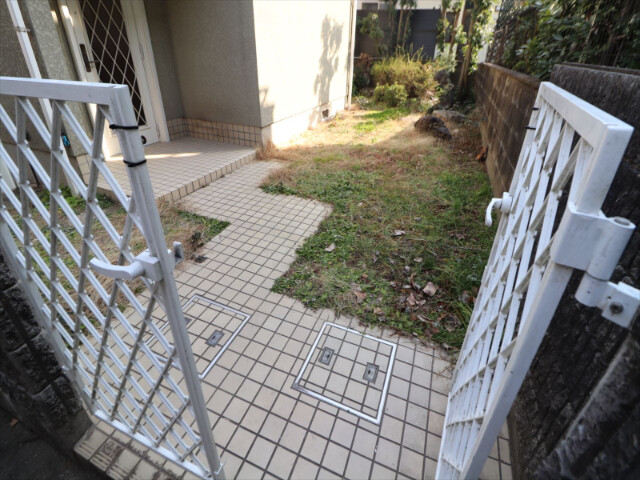 エントランス　門扉付き