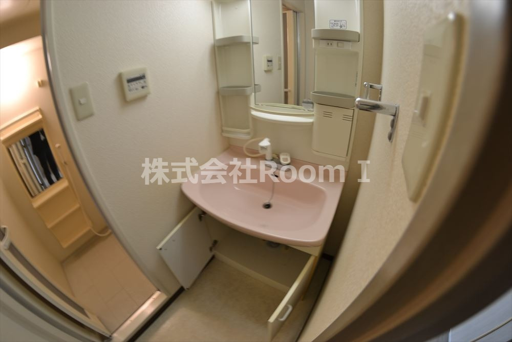 洗面設備　独立洗面台、朝の身支度には欠かせません