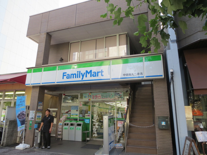 コンビニ　ファミリーマート中徳烏丸二条店（コンビニ）まで300m