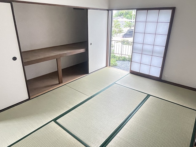 収納　和室6帖に2間分の押入れ付