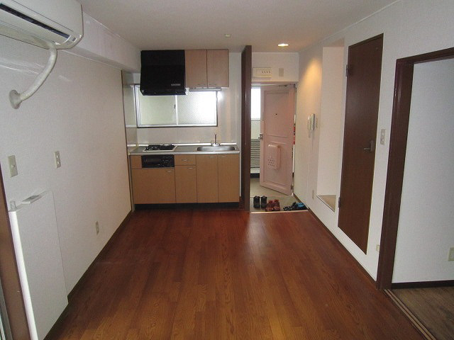 居室・リビング　写真は同マンションの別の部屋のものです