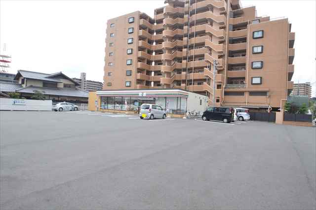 コンビニ　セブンイレブン東広島西条朝日町店（コンビニ）まで120m