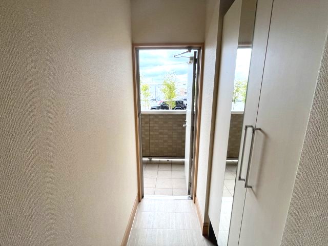 玄関　イメージとして同建物他部屋を表示しています