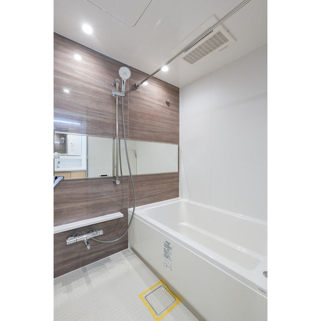 バス・シャワールーム　※同建物内・別タイプの参考写真です。