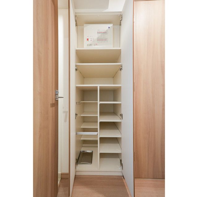 玄関　※同建物内・別タイプの参考写真です。