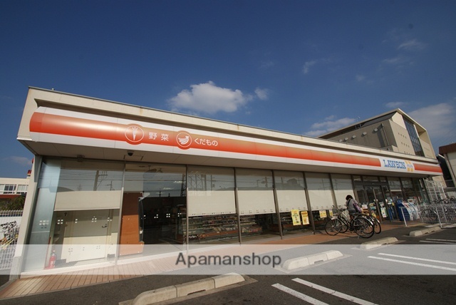コンビニ　ローソン（コンビニ）まで820m