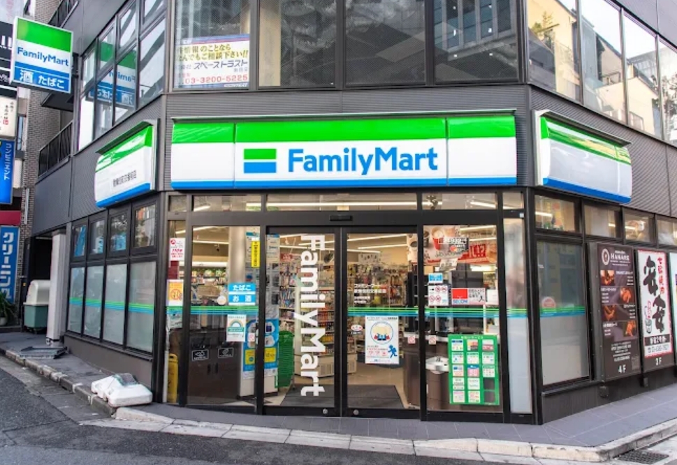 コンビニ　ファミリーマート歌舞伎町交番前店（コンビニ）まで202m