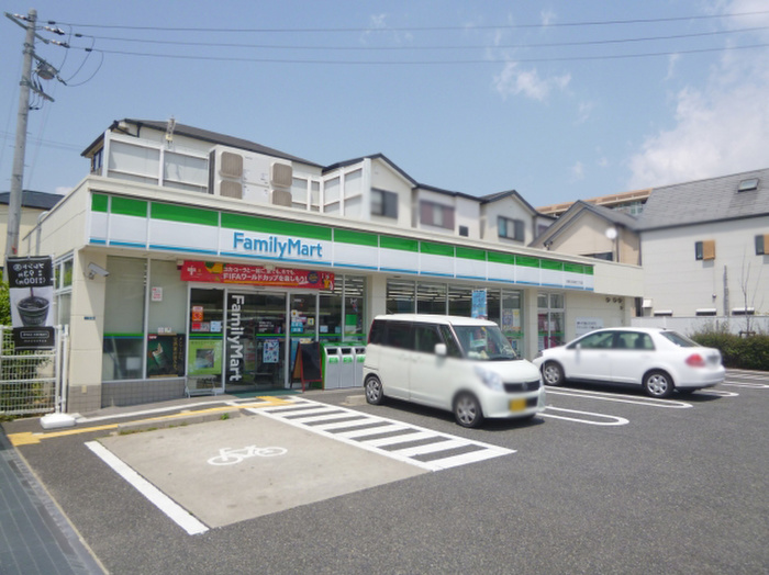 コンビニ　ファミリーマート（コンビニ）まで250m