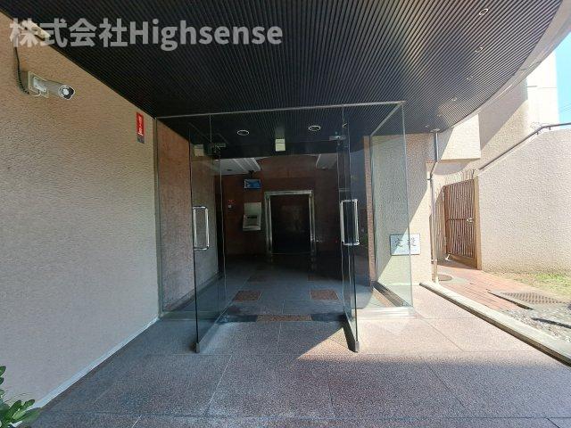 エントランス　落ち着いたエントランスです