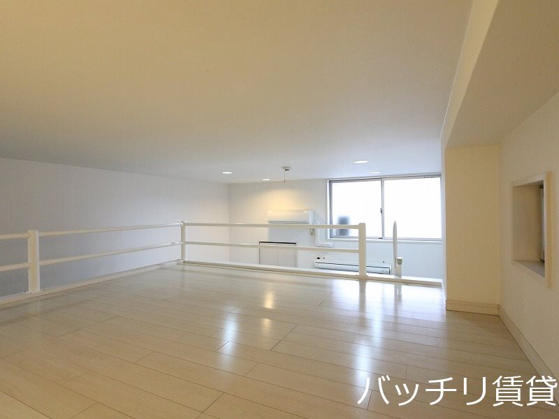 居室・リビング　別号室タイプの為、現状を優先いたします